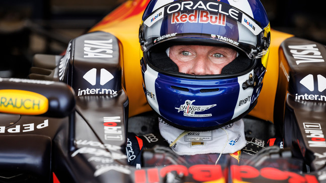 David Coulthard prepares to drive Oracle Red Bull Racing RB7 at Union Market in Washington, D.C., USA on April 19, 2024. (Chris Tedesco / Red Bull Content Pool)