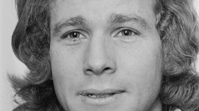 American actor Ryan O'Neal wearing a patterned shirt, 3rd December 1973. (Photo by Victor Blackman/Daily Express/Hulton Archive/Getty Images)