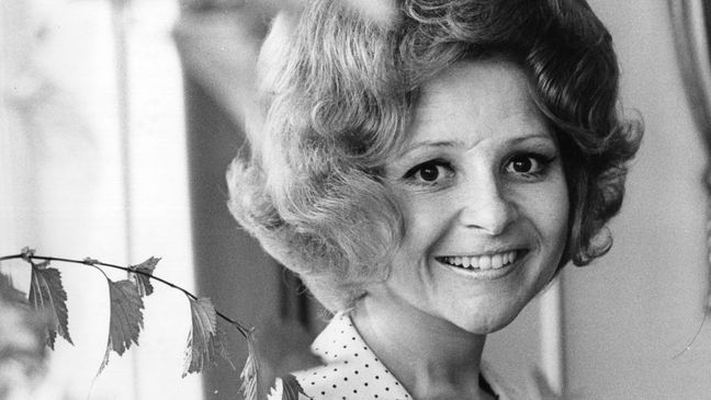 27th September 1973:  American pop and country singer Brenda Lee, at the Carlton Tower Hotel in London.  (Photo by Evening Standard/Getty Images)