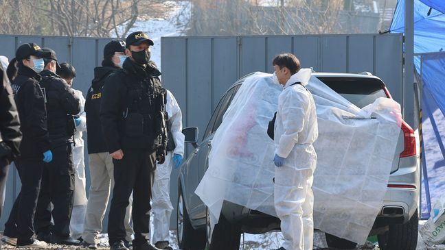 FILE - Members of the Korea Crime Scene Investigation team investigate the scene where South Korean actor Lee Sun-kyun was found unconscious in Seoul, South Korea, Wednesday, Dec. 27, 2023. (Seo Dae-youn/Yonhap via AP)