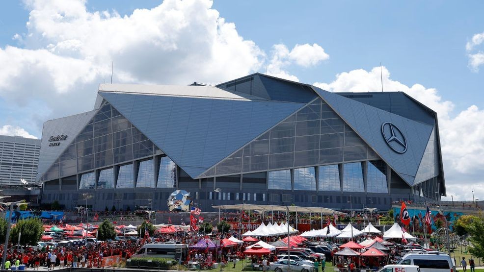 ATLANTA, GA - SEPTEMBER 03: Fans tailgate at the stadium prior to the game between the Oregon Ducks and the Georgia Bulldogs at Mercedes-Benz Stadium on September 3, 2022 in Atlanta, Georgia. (Photo by Todd Kirkland/Getty Images)