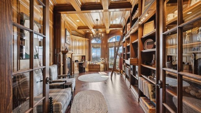 Office and library&nbsp;(Photo: 615 Media/The Erin Krueger Team at Compass)