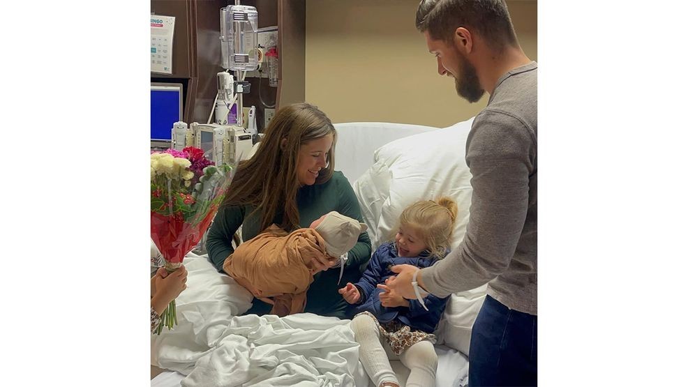 Image for story: Jessa Duggar and husband Ben Seewald welcome 6th child, Michelle Duggar was there too!