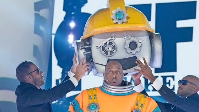 THE MASKED SINGER: REVEAL: Handyman TONE LŌC in the "Clueless Night" of THE MASKED SINGER airing Wednesday, Jan. 21 (8:00-10 PM ET/PT) on FOX. ©2026 Fox Media LLC. CR: Michael Becker/ FOX.