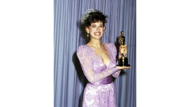 Marlee Matlin wins first Oscar as a Deaf actress at 59th Annual Academy Awards. (Credit: Ron Galella/ Getty)