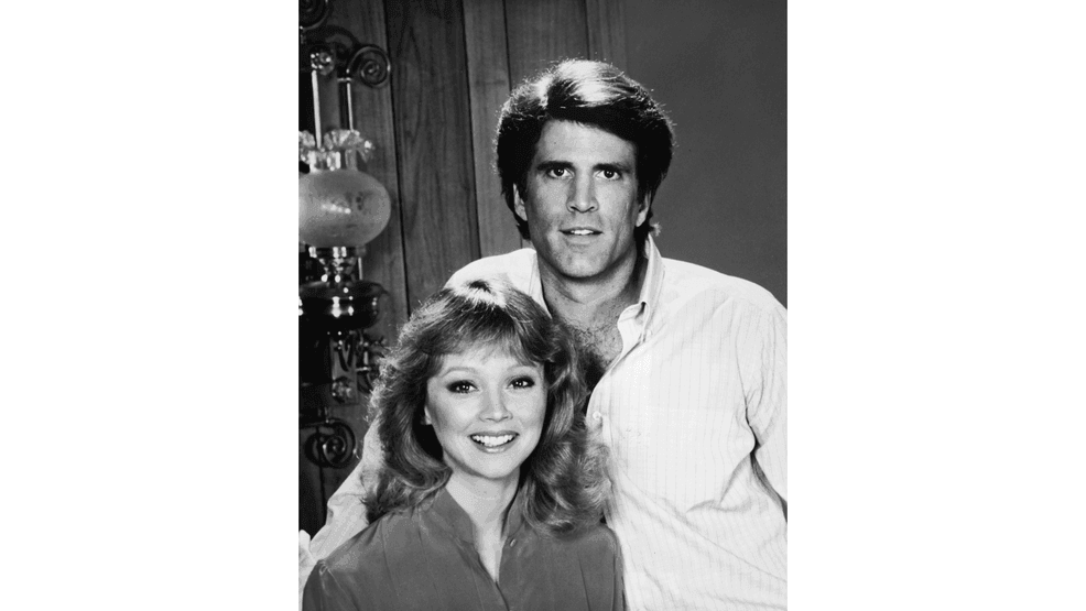 Image for story: The most unforgettable bar entrances in 'Cheers' history