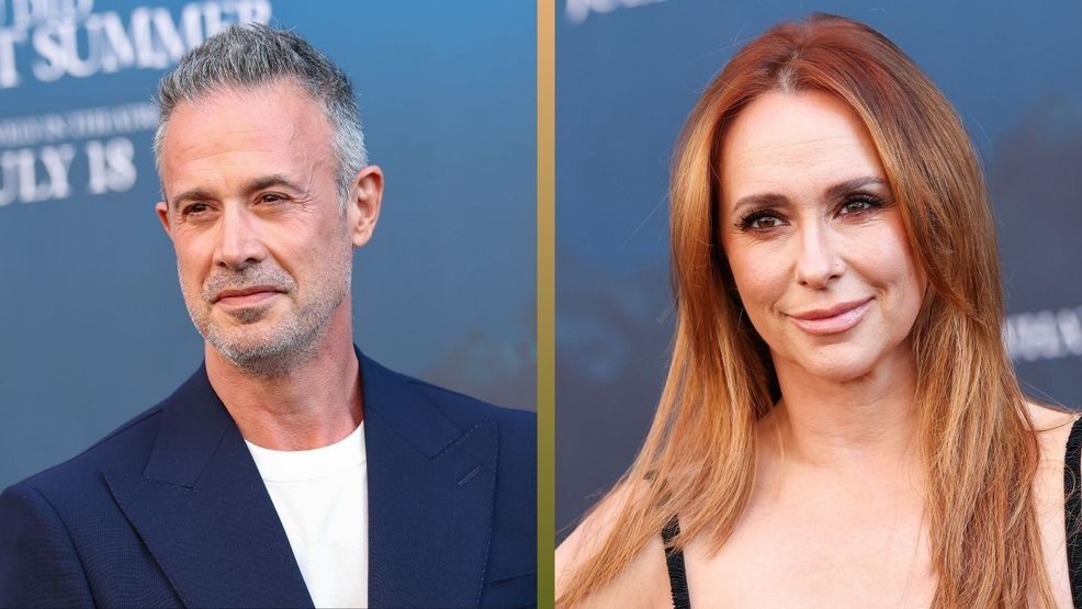 Freddie Prinze Jr and Jennifer Love Hewitt{br}{p}(Photos by Monica Schipper/Getty Images){/p}