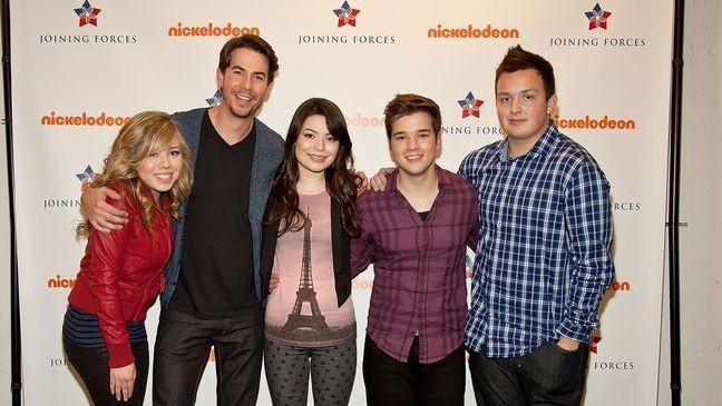 GROTON, CT - JANUARY 11:  (L-R) Jennette McCurdy, Jerry Trainor, Miranda Cosgrove, Nathan Kress and Noah Munck pose backstage at the auditorium at Naval Submarine Base New London on January 11, 2012 in Groton, Connecticut. The cast of Nickelodeon's iCarly were presenting a special military family screening of iMeet The First Lady, an episode of their show featuring Michelle Obama.  (Photo by David Surowiecki/Getty Images for Nickelodeon)