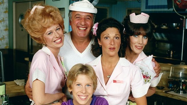 LOS ANGELES - JANUARY 1: ALICE cast from left to right:  Polly Holliday as "Flo" Florence Jean Castleberry; Vic Tayback as diner owner Mel Sharples; Philip McKeon as Alice's son Tommy; Linda Lavin as Alice Hyatt; and Beth Howland as Vera Louise Gorman. January 1, 1979. (Photo by CBS via Getty Images)