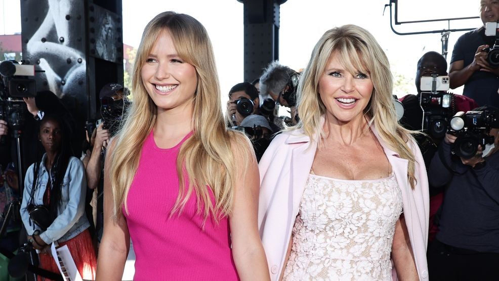 Image for story: Christie Brinkley and daughter Sailor match with same guys on dating apps