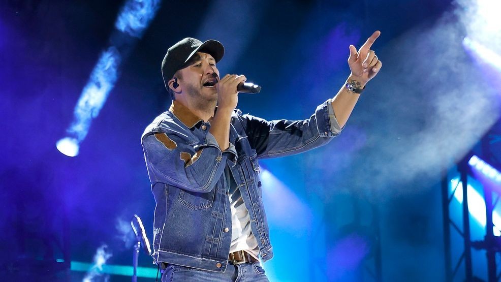 Image for story: Luke Bryan calls sister’s sudden death 'tragic beyond words'