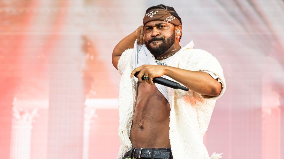 Image for story: Celeb rumored to have had fake ab implants: and what they are saying now