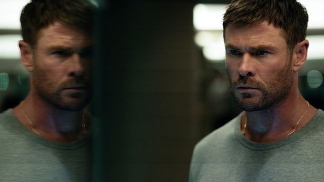 Chris Hemsworth stars as ‘Davis’ in CRIME 101. (Photo Credit: Dean Rogers)