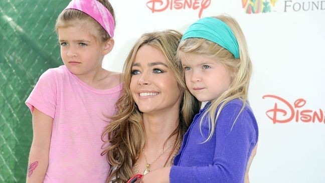 Actress Denise Richards (C) and her daughters Sam Sheen and Lola Rose Sheen in June 2010 (Credit: Alberto E. Rodriguez/Getty)