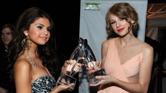 LOS ANGELES, CA - JANUARY 05:  Singer/actress Selena Gomez (L), winner of the Favorite Breakout Artist award, and musician Taylor Swift, winner of the Favorite Country Artist award, backstage at the 2011 People's Choice Awards at Nokia Theatre L.A. Live on January 5, 2011 in Los Angeles, California.  (Photo by Frazer Harrison/Getty Images for PCA)