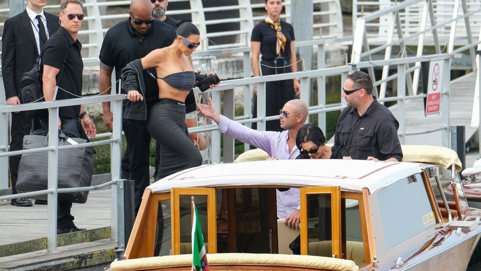 Image for story: Kim Kardashian shows off her abs in Italy for Jeff Bezos’ wedding; Tom Brady’s there too!