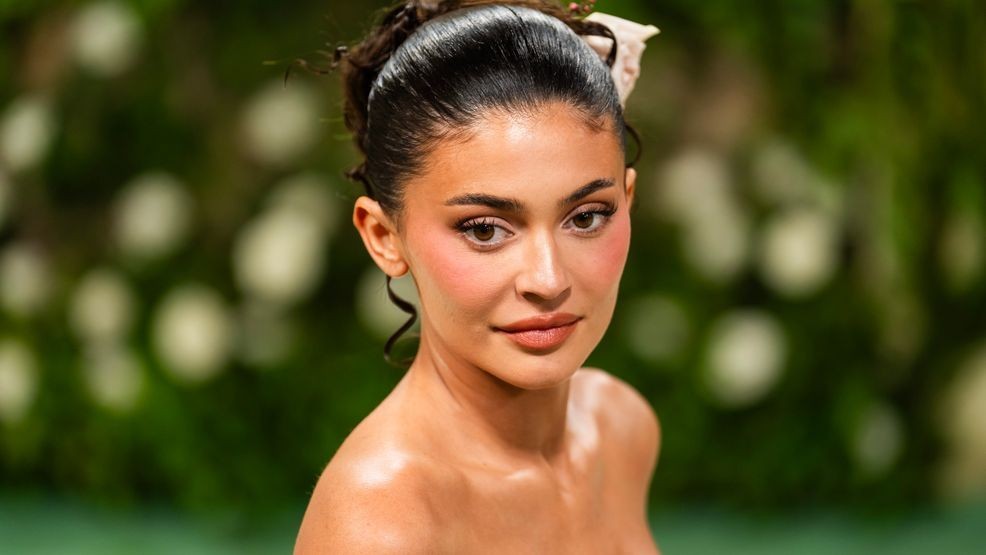 Image for story: Kylie Jenner shows off sizzling bikini body in Italy, ready for Jeff Bezos wedding!