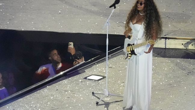 H.E.R. performs during the 2024 Summer Olympics closing ceremony at the Stade de France, Sunday, Aug. 11, 2024, in Saint-Denis, France. (AP Photo/Rebecca Blackwell)