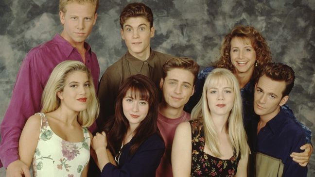 The Beverly Hills, 90210 cast poses for a portrait on set, September 1991 in Los Angeles, California. Left to right: Ian Ziering, Tori Spelling, Shannen Doherty, Brian Austin Green, Jason Priestley,  Jennie Garth, Gabrielle Carteris and Luke Perry. (Photo by Mark Sennet/Getty Images)