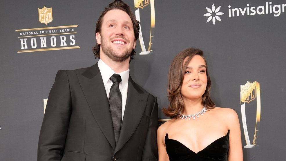 Image for story: Hailee Steinfeld, Josh Allen expecting their first baby