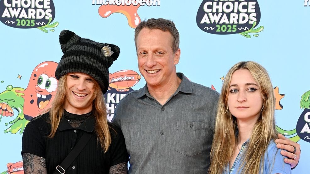 Image for story: LIVE BLOG: KIDS’ CHOICE AWARDS 2025 ORANGE CARPET: the stars, the slime, and the fashion