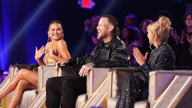 Star Search Live. (L to R) Chrissy Teigen, Jelly Roll, Sarah Michelle Gellar in episode 102 of Star Search Live. Cr. Kit Karzen/Netflix © 2026