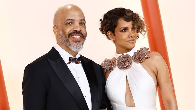 HOLLYWOOD, CALIFORNIA - MARCH 12: (L-R) Van Hunt and Halle Berry attend the 95th Annual Academy Awards on March 12, 2023 in Hollywood, California. (Photo by Arturo Holmes/Getty Images )