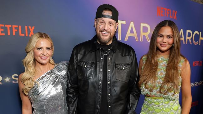 STUDIO CITY, CALIFORNIA - JANUARY 20: (L-R) Sarah Michelle Gellar, Jelly Roll and Chrissy Teigen attend Netflix's Star Search Live: Red Carpet at CBS Studio Center on January 20, 2026 in Studio City, California. (Photo by Matt Winkelmeyer/Getty Images for Netflix)