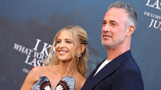 (L-R) Real-life couple Sarah Michelle Gellar and Freddie Prinze Jr., original characters in “I Know What You Did Last Summer,” attend the sequel's premiere.  (Photo by Monica Schipper/Getty Images)