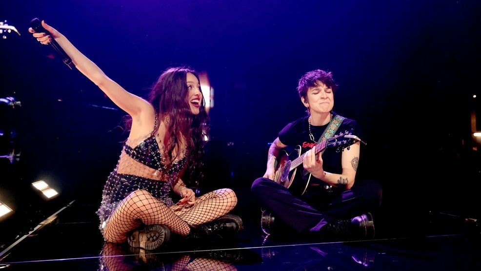 Image for story: Grammy-winning singer pays for her band and crew to have therapy on tour