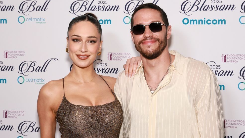 Image for story: Pete Davidson & girlfriend Elsie Hewitt, pregnant and expecting their 1st baby!