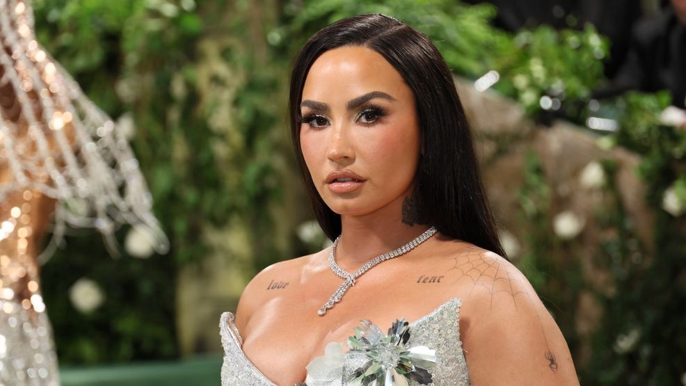 Image for story: Demi Lovato's bikini honeymoon: see the pics