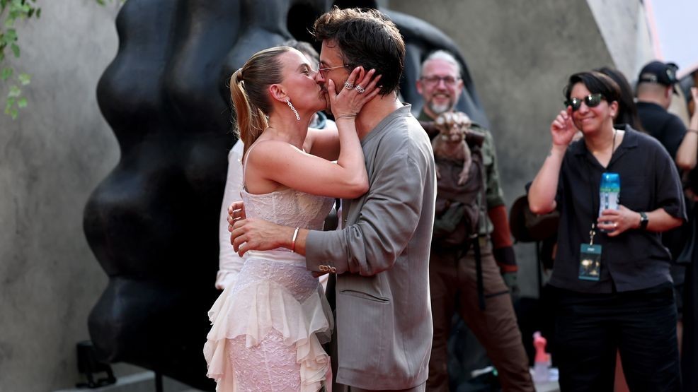 Image for story: Scarlett Johansson & Colin Jost’s 'Jurassic’ date night; plus kisses from Jonathan Bailey