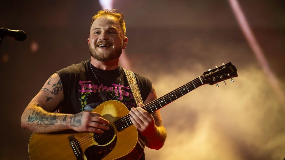 Image for story: Zach Bryan vows to 'never' play Kansas City after online spat with Chiefs fans