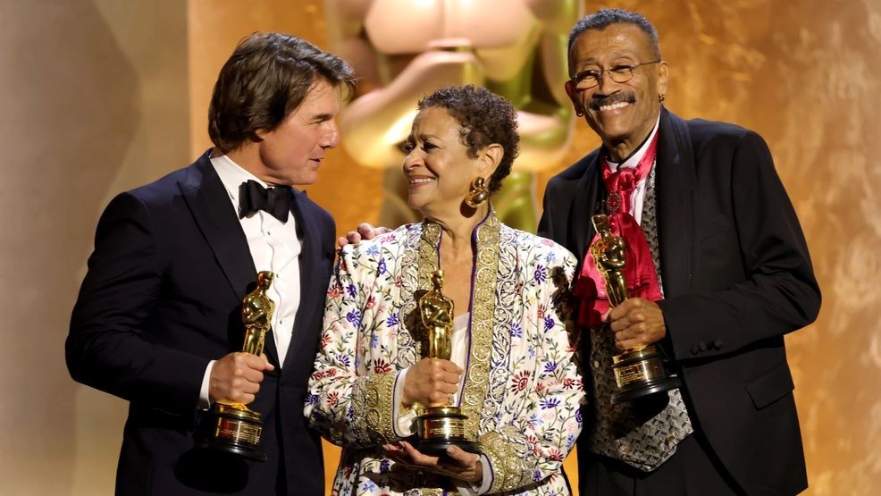 Image for story: Tom Cruise dances to Beyoncé with a Hollywood icon before winning honorary Oscar