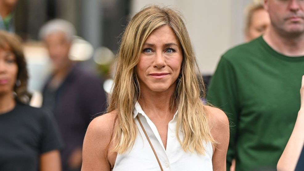 Image for story: Jennifer Aniston enjoys gentle PDA with her new man: report