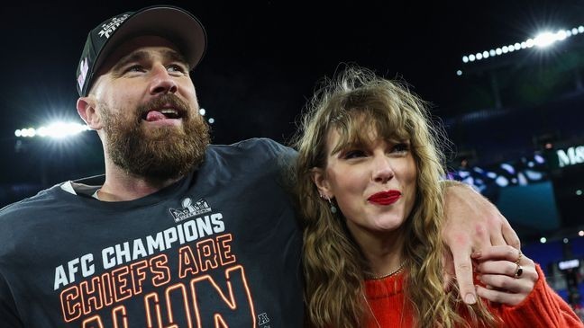 BALTIMORE, MARYLAND - JANUARY 28: Travis Kelce #87 of the Kansas City Chiefs (L) celebrates with Taylor Swift after defeating the Baltimore Ravens in the AFC Championship Game at M&T Bank Stadium on January 28, 2024 in Baltimore, Maryland. (Photo by Patrick Smith/Getty Images)