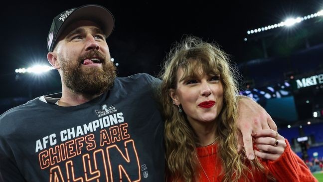 BALTIMORE, MARYLAND - JANUARY 28: Travis Kelce #87 of the Kansas City Chiefs (L) celebrates with Taylor Swift after defeating the Baltimore Ravens in the AFC Championship Game at M&T Bank Stadium on January 28, 2024 in Baltimore, Maryland.  (Photo by Patrick Smith/Getty Images)