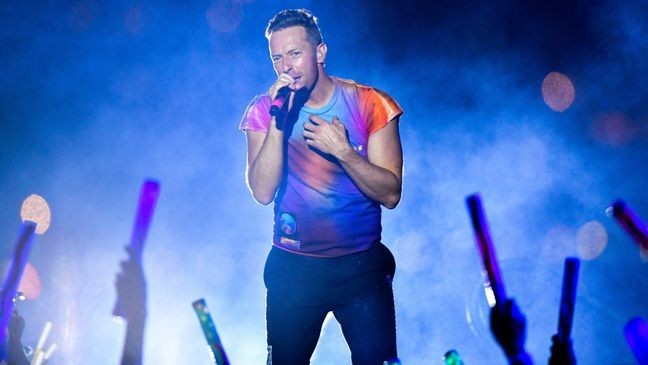 NEW YORK, NEW YORK - JUNE 17:  Chris Martin of Coldplay performs during pre-taping of the Macy's 4th of July Firework Show at Hunter's Point South Park on June 17, 2021 in New York City. (Photo by James Devaney/GC Images)