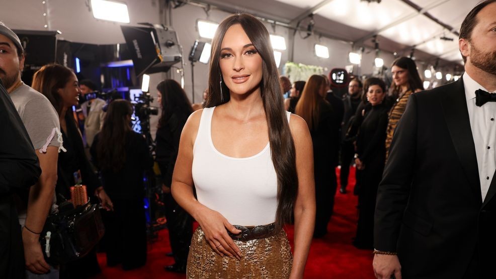 Image for story: Kacey Musgraves broke her rib after fall in Mexico, forced to reschedule Nashville show