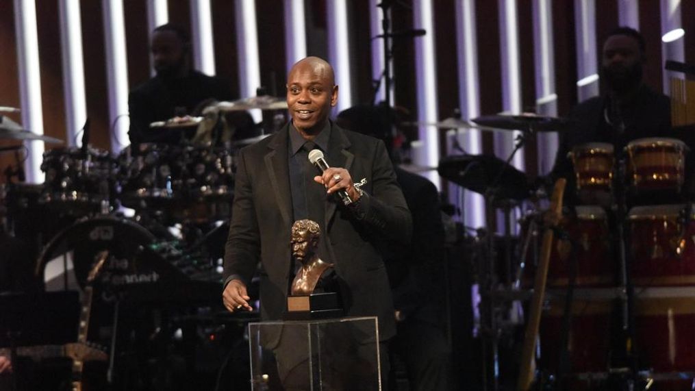 Dave Chappelle with Mark Twain Bust_Mark Twain Prize 2019 (Courtesy: Darrel R. Todd)