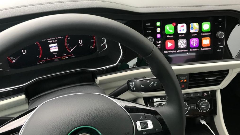 Apple CarPlay as it appears in the 2019 Volkswagen Jetta, showing that there is a new voicemail message. (Sinclair Broadcast Group / Jill Ciminillo)