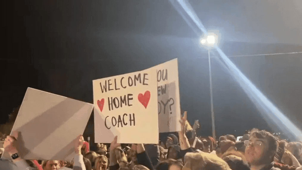 Alabama fans wait for Kalen DeBoer to arrive in Tuscaloosa.{&nbsp;}(Megan Scarano/WBMA)