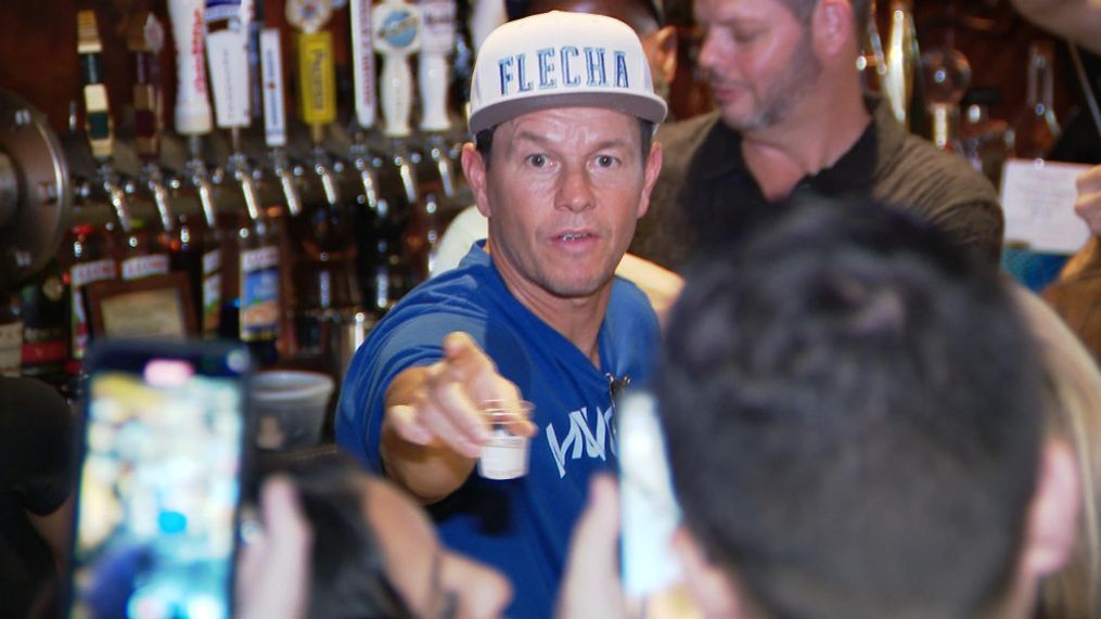 Mark Wahlberg serves tequila at Florida restaurant to raise money for Maui victims (WPEC)