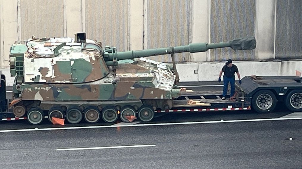 Tank falls off flatbed truck on I-10 in San Antonio, Texas (WOAI)