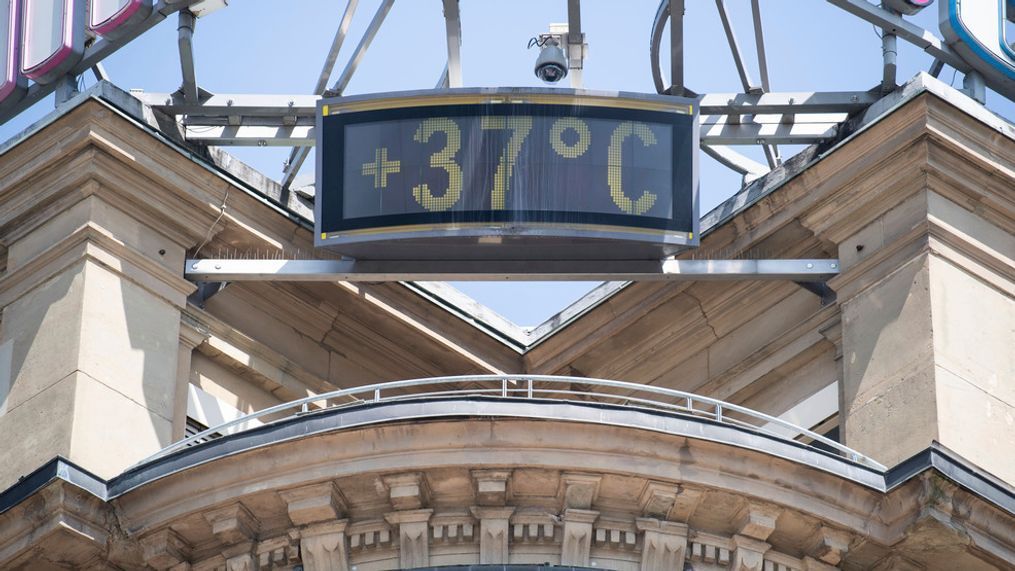 A sign shows 37 degrees Celsius at a building in the city of Stuttgart, Germany, Wednesday, June 26, 2019. Germany and Europe is hit by a heatwave with temperatures near 40 degrees. (Marijan Murat/dpa via AP)