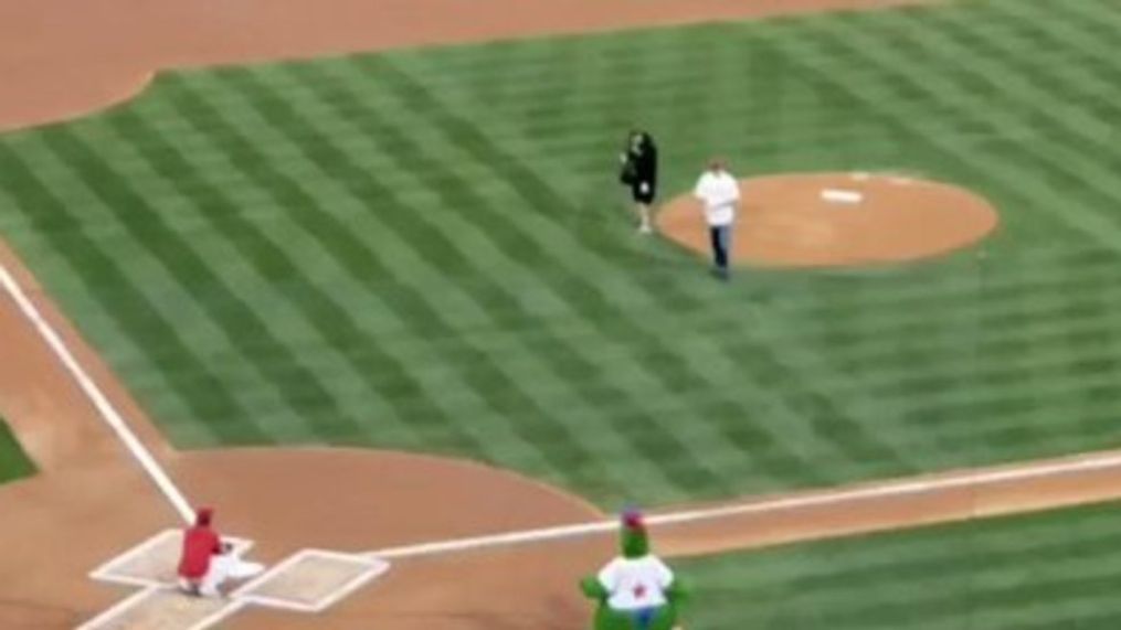 Bruce Willis 'booed' after bad first pitch at Phillies game (Bob Grotz/Delaware County Daily Times via Storyful)