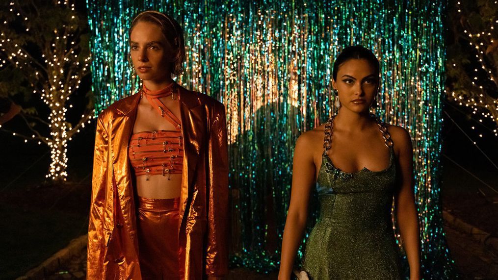 DO REVENGE - (L-R) Maya Hawke as Eleanor and Camila Mendes as Drea in Do Revenge. Cr. Kim Simms/Netflix © 2022.