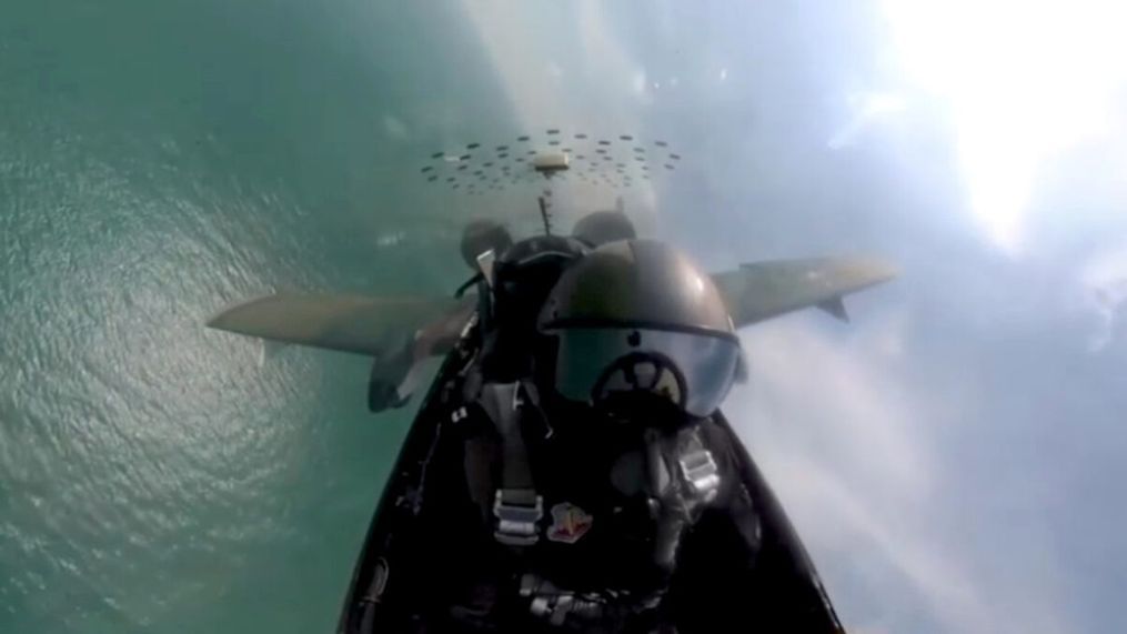 A-10 demo team at Cocoa Beach, USA. (SSgt Sergio Gamboa, USairforce/Clipzilla)