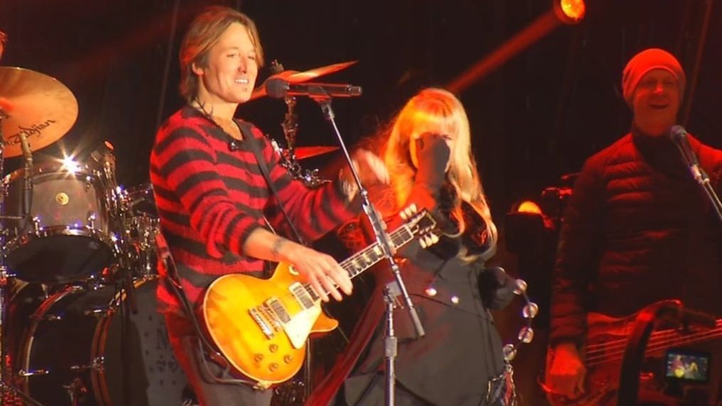 Keith Urban performs in Nashville on New Year's Eve (WZTV){br}